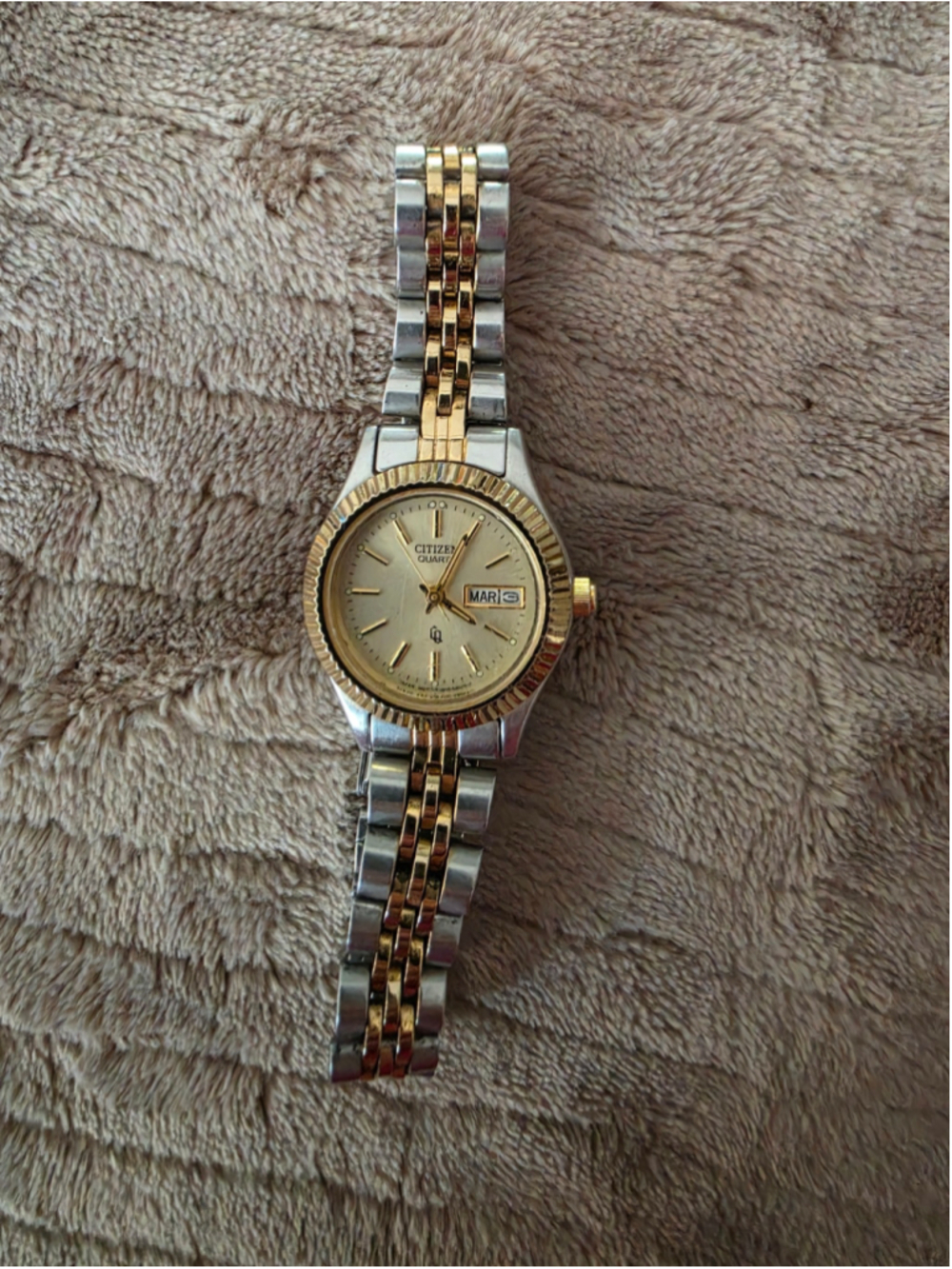 Vintage Citizen 1002-R15119-RC Two Tone Quartz Day Date 25mm Watch Working
